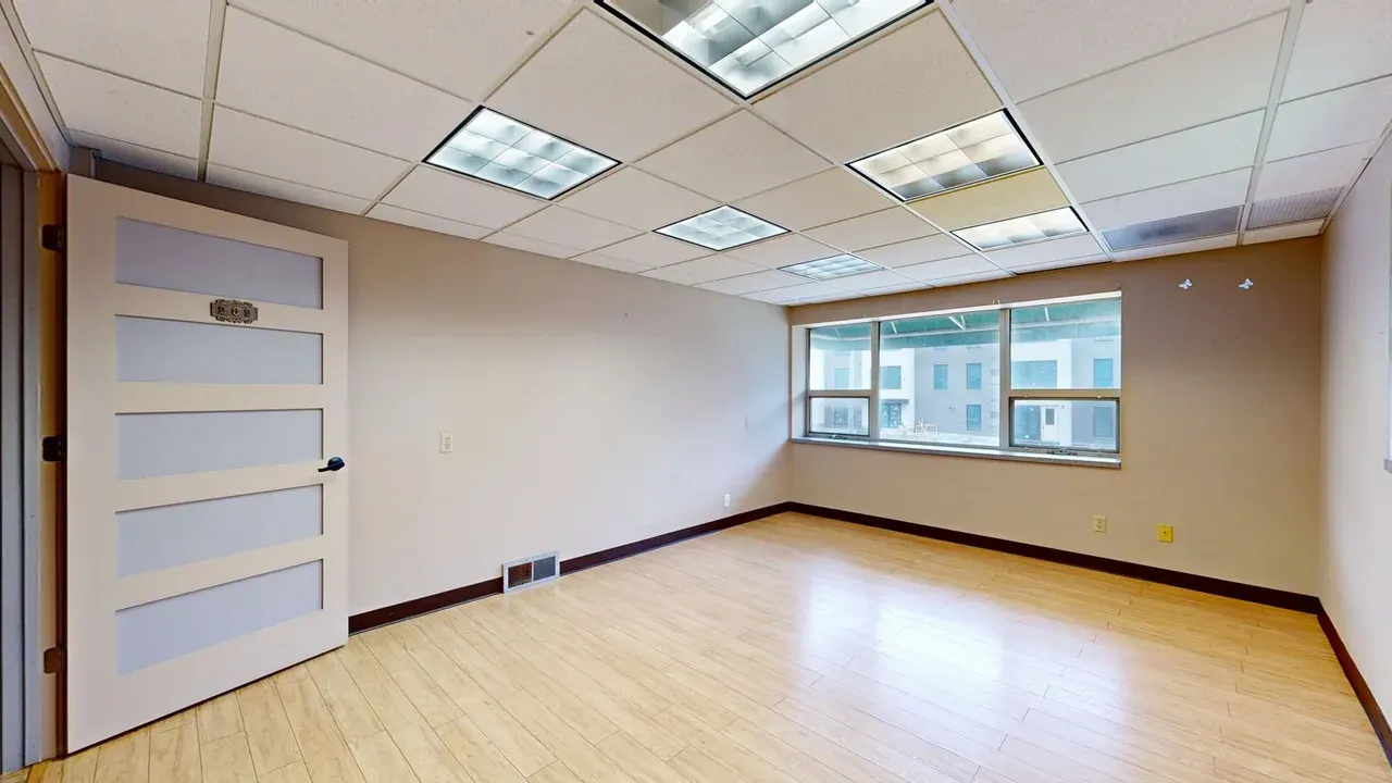 Ferah ve iyi aydınlatılmış modern ofis ortamı